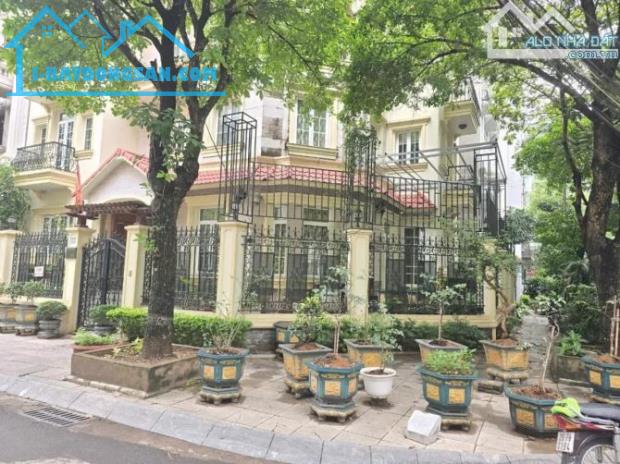 BÁN BIỆT THỰ KĐT DỊCH VỌNG - CẦU GIẤY LÔ GÓC 3 MẶT TIỀN DT 236M2 XÂY 6 TẦNG GIÁ 115 TỶ