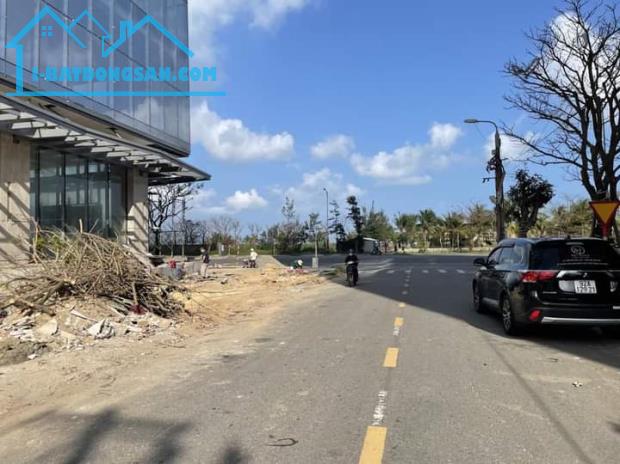 BÁN LÔ ĐẤT BIỂN. VỊ TRÍ ĐẸP. CẠNH NGAY ĐƯỜNG PHẠM VĂN ĐỒNG .GIÁ ĐẦU TƯ
