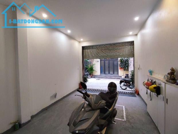 CẦN BÁN NHÀ PHÂN LÔ NGÕ 93 HOÀNG VĂN THÁI, Ô TÔ VÀO NHÀ, 42M2 X 5 TẦNG, NỘI THẤT XỊN