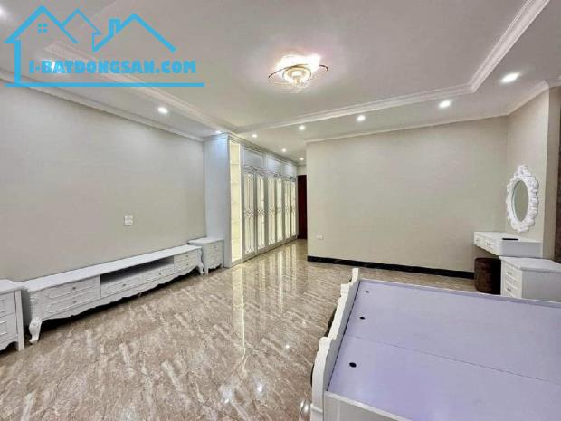 Bán nhà phân lô Nguyễn Chí Thanh, ô tô vào nhà, thoáng 2 mặt trước sau. Giá 18.7 tỷ