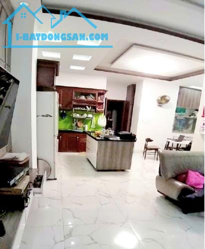 Bán CHDV mặt tiền KD đường Văn Chung, P13, Tân Bình, 124m2, 6 tầng, thang máy
