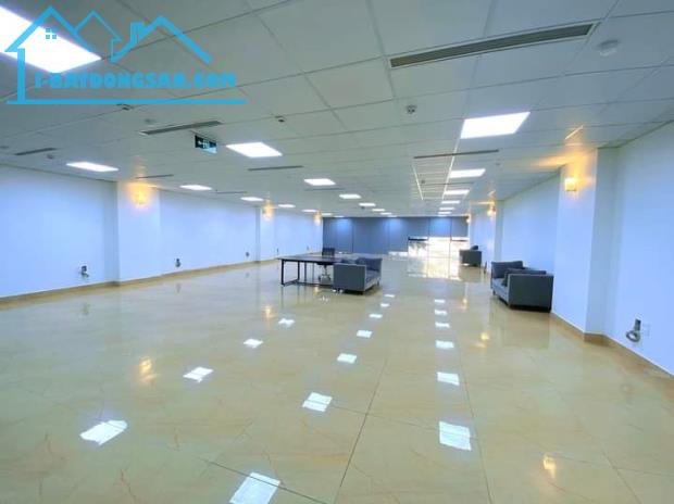 Chính chủ bán toà văn phòng phố Đoàn Thị Điểm Đống Đa 180m2x10T nhỉnh hơn 100 tỷ