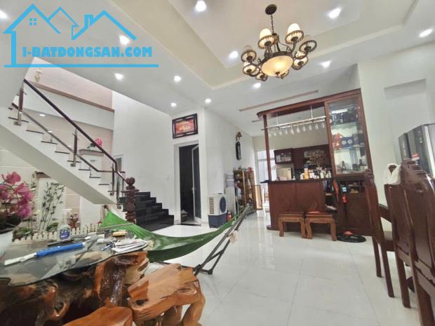 Bán biệt thự P. Bửu Long 15x28m 417m. đường oto. Giá chỉ 12 tỷ thương lượng.