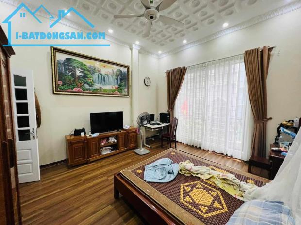 Bán nhà Hoàng Quốc Việt – 65m2 – MT 5m – 5tầng – Ô tô – Vỉa hè – 19,5 tỷ.