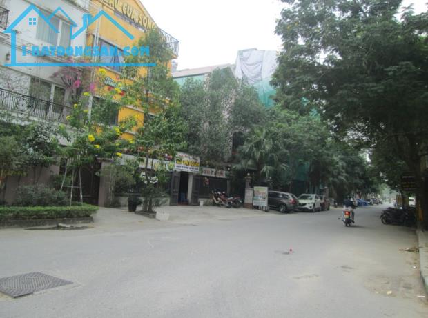 Lỗ chứng khoán bán Gấp biệt thự lô Góc KĐT Văn Khê gần trường quốc tế 200m2 chỉ 32.99 tỷ