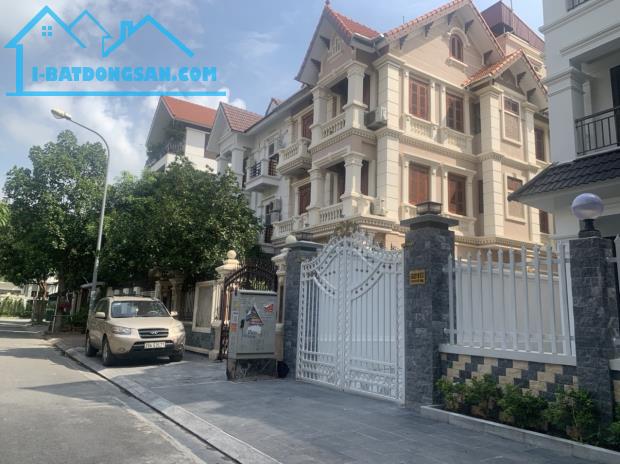 Bán gấp! Biệt thự 183m2 KDT Việt Hưng - Long Biên - khu vực VIP, chỉ 49.5 tỷ.
