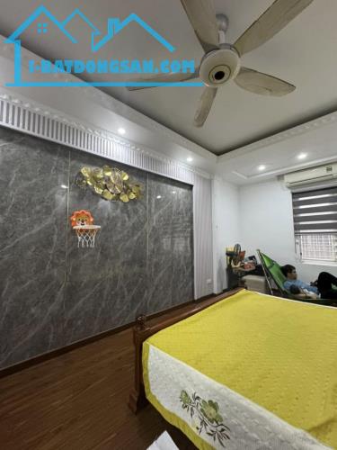 Cần bán gấp nhà phân lô phố Hoàng Quốc Việt 45m2, 6T, 2 thoáng, gần phố