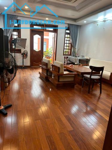 Chủ đinh cư cần bán nhanh căn nhà toàn Gỗ Gõ Đỏ Tặng lại Nội thất