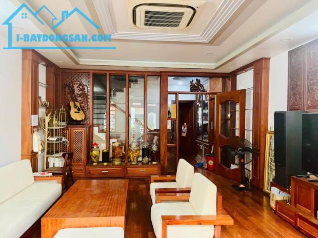 Chủ đi định Cư cần bán nhanh Nhà 5 tầng Nội Thất toàn Gỗ.