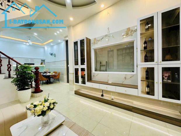 Cần tiền bán gấp ! Nhà 55m2 Gần chợ Cây Quéo Giá 3tỷ290, Đường Hoàng Hoa Thám, Phú Nhuận