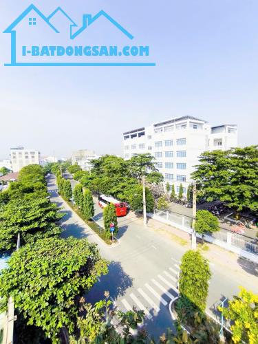 Nhà mặt tiền đại lộ 3 phước bình DT 86m, đúc 5 tầng vị trí vip