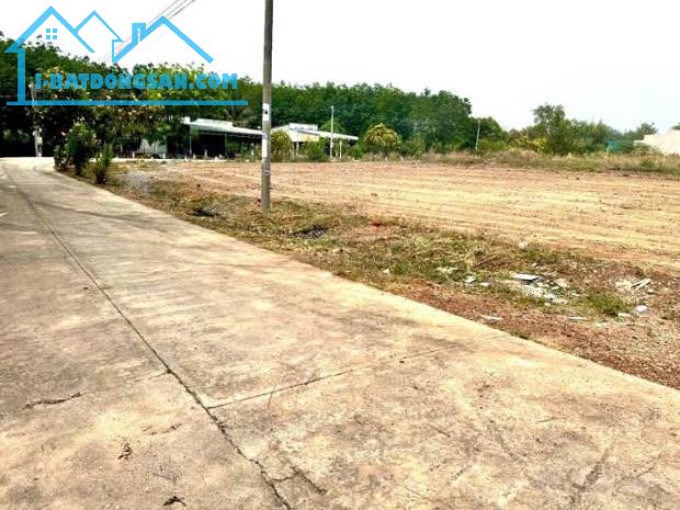 250m2 có 100m2 đất ở mặt đường bê tông Tp Đồng Xoài giá 400 triệu