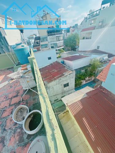Bán gấp nhà MT Nguyễn Hồng Đào, P14, TB. (DT: 4x16m) nhà 3 lầu ST. Giá 15.5 tỷ