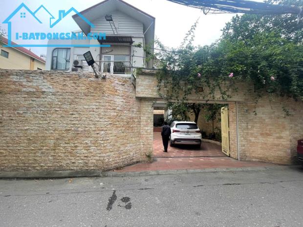 biệt thự sân vườn Ngọc Thuỵ, 320m x 4 tầng, mặt tiền 13.5m, phong cách Châu Âu, nội thất