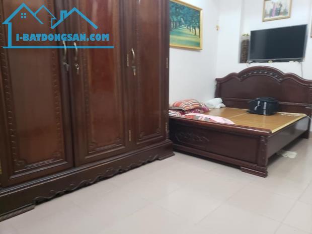 Bán nhà Đường Láng, Đống Đa. Dt 110 m2, x 3T x Mt 5,2m. Lô góc ô tô ngõ thông CCMN, VP