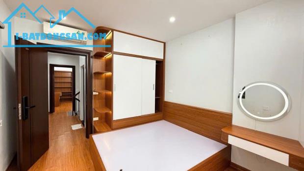 BÁN NHÀ SÁT KHU TĐC QUỲNH ĐÔ, 40M2 X 4 TẦNG, 20M RA Ô TÔ TRÁNH, FULL NỘI THẤT, SỔ VUÔNG