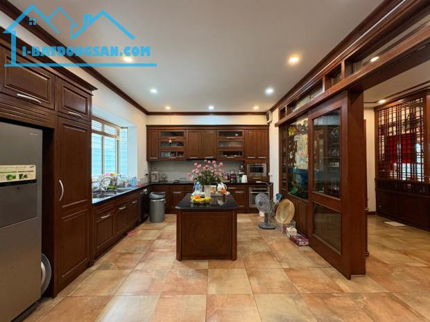 Bán nhà biệt thự kđt Văn Quán gần hồ, DT 240m2x4 tầng, cạnh đường đôi Nguyễn Khuyến