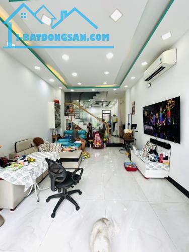 Nhà ĐẸP, Sổ cũng ĐẸP, 4 Lầu kiên cố Full nội thất Quận 7, xe hơi đỗ cửa, khu dân trí vip