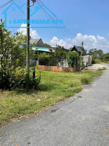 Bán 2 lô đất thổ cư, mặt tiền đường nhựa, gần UB xã, giá bán 2,1 tỷ/lô. LH chính chủ
