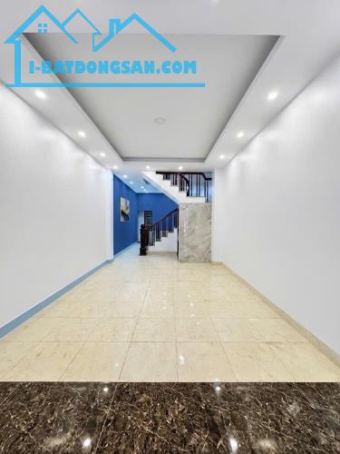 BÁN NHÀ MẶT NGÕ TỰU LIỆT, Ô TÔ VÀO NHÀ, 46M2 X 5 TẦNG, SÁT MẶT PHỐ, SỔ VUÔNG ĐẸP