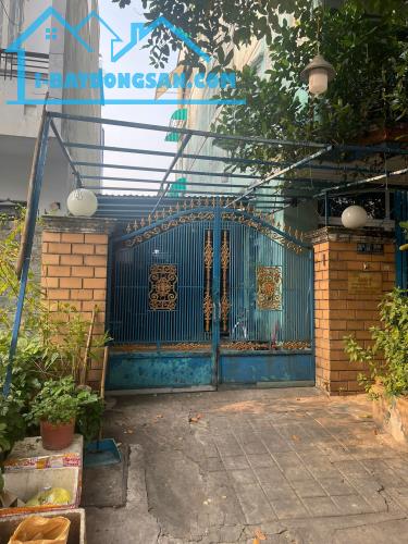 nhà cấp 4 Dt 4x18m đường 13 phường tân kiểng Q7