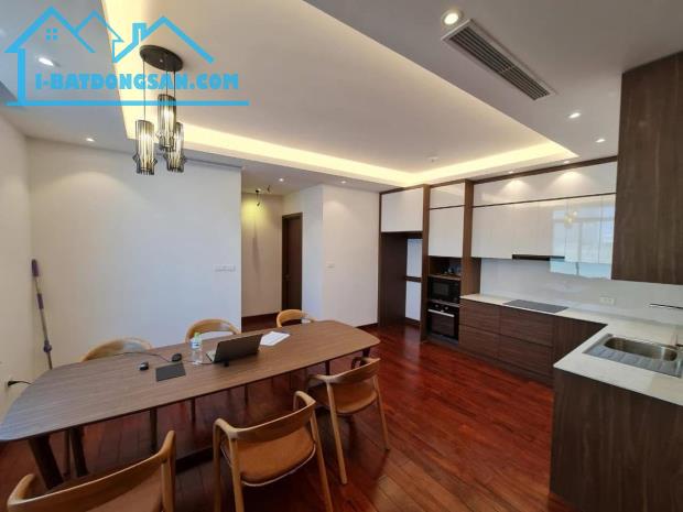 Chính chủ bán toà hỗn hợp văn phòng Apartment Phố Hoàng Cầu 240m2x9T