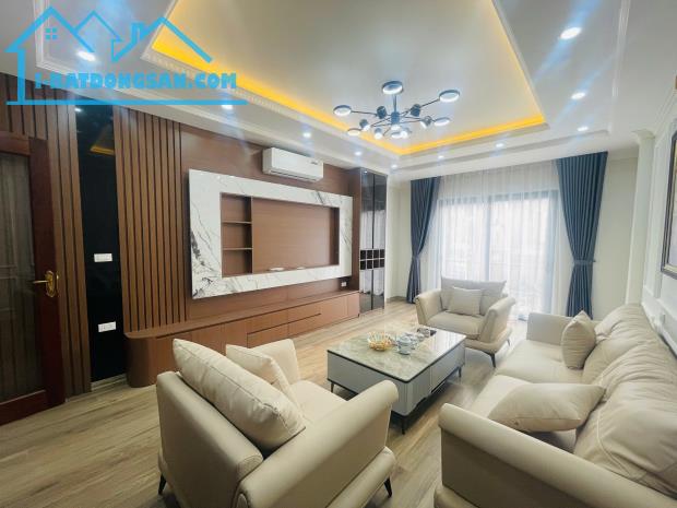 Hiếm! Nhà cực đẹp 43m2x7T thang máy. Ngõ thông, ô tô 7 chỗ vào nhà, phố Phú Thượng, Tây Hồ
