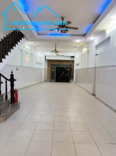 Gấp bán nhà 4 tầng, Mặt tiền Kha Vạn Cân, Thủ Đức, giá 26 tỷ, dt 240m2.