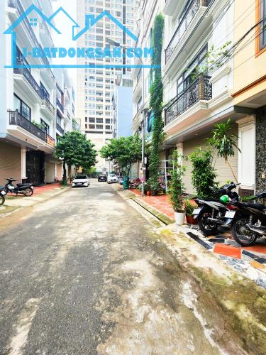 Bán đất dịch vụ Vạn Phúc, vỉa hè, oto tránh 50m2, mt 4.9m giá chỉ 14.6 tỷ!