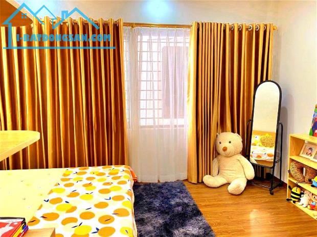 Bán Nhà Phố cổ Ngọc Lâm, 40M, 4 Tầng Cạnh Phố, Ngõ Ô Tô Thông Kinh Doanh. Giá 9 tỷ
