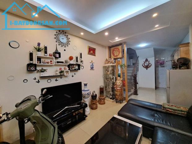 Bán nhà ngõ 33 Văn Cao, 30m2 x 4 tầng, lô góc, 8.5 tỷ