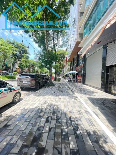 Bán nhà mặt phố Lạc Long Quân – vỉa hè đá bóng kinh doanh- thang máy hiện đại 150m 7tầng