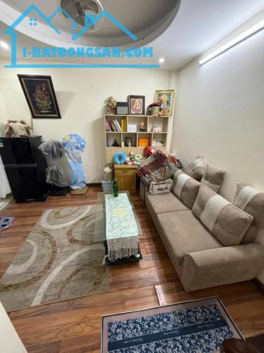 Bán nhà ngõ 127 Văn Cao, DT 57m, 5 tầng, MT 5.2m, giá 15.9 tỷ, ngõ hơn 2m.