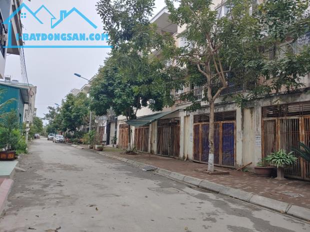 CẦN BÁN LIỀN KỀ TÂN TÂY ĐÔ NẰM GẦN ĐƯỜNG 32 (0915458886)