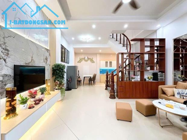 Nhà mới đẹp, hiện đại ngay cạnh ĐH Thể Dục TT(35m2-5 tầng)Ở ngay. Giá chỉ 3.150 tỷ.