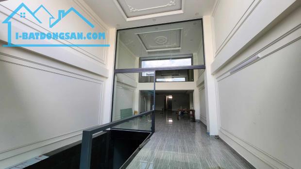 TOÀ NHÀ VĂN PHÒNG 7 TẦNG THANG MÁY - 129m2 (5×26) - KHU CV LÀNG HOA - 18.5 TỶ
