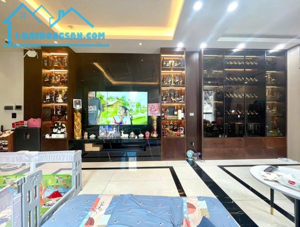 Bán nhà Vĩnh Phúc oto gần phố , dân xây, nhà đẹp ở ngay 50m 5tầng 10,5 tỷ