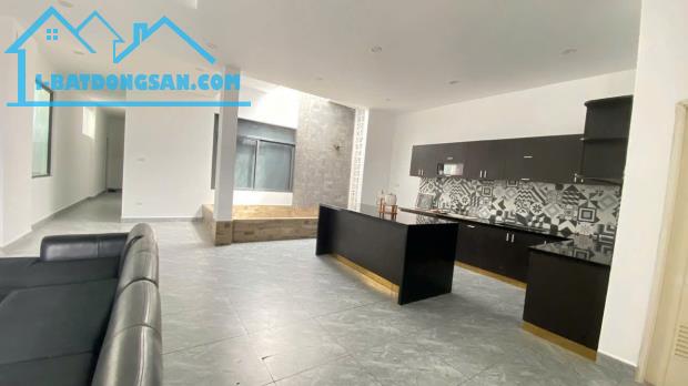 Nhà Đất DT lớn 500m² mặt tiền 10m, vuông vắn, có hầm để xe.