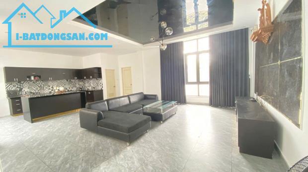 Nhà Đất DT lớn 500m² mặt tiền 10m, vuông vắn, có hầm để xe.