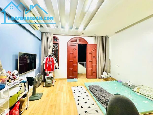 BÁN NHÀ LƯƠNG KHÁNH THIỆN- HOÀNG MAI, 40/63 M2, MẶT TIỀN 4,3 M, GIÁ 13,5 TỶ.