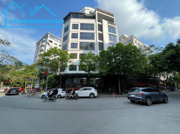 Bán tòa nhà Văn Phòng 9 tầng mặt phố Dịch Vọng Hậu Dt 157m2 Lô góc. Giá 130 tỷ