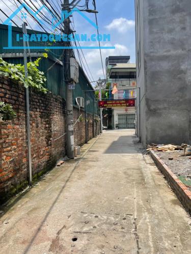Đất đẹp hiếm đường 2.5m ô tô nhỏ đỗ cửa ngõ Phố Trạm DT 40m2 . Giá 8.1 tỷ