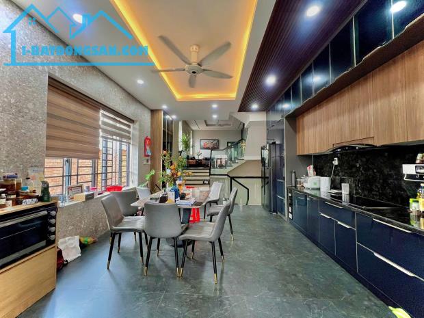 Giá 15,5 tỷ. Bán nhà 3 lầu đẹp. Góc 2 mặt tiền đường NGuyễn Ái Quốc. 5x32m. Sàn 430m2.