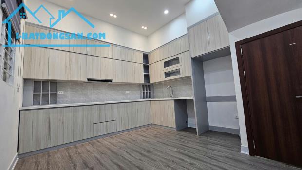 Bán nhà mặt ngõ Hoàng Hoa Thám, Ba Đình 2 nhà ra mặt phố nhà đẹp ỏ ngay 55m 5tầng 11,4tỷ