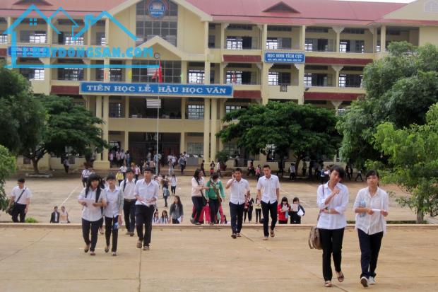 KẸT TIỀN BÁN LẠI NỀN ĐẤT NHÀ 5X52=266M2 THỔ CƯ SHR MT ĐƯỜNG LỚN CẠNH CHỢ GIÁ 750 TRIỆU