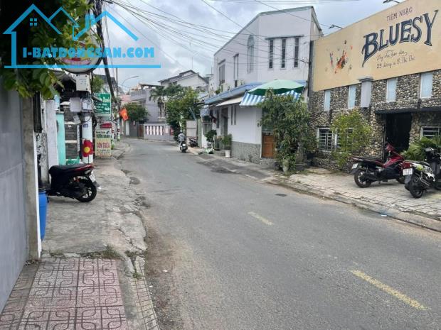 Gấp bán nhà Thủ Đức, 3 tầng, giá 8.7 tỷ, dt 116m2, cạnh Tô Vĩnh Diện.