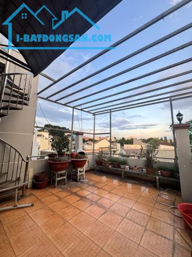 Gấp bán nhà Thủ Đức, 3 tầng, cạnh Mt Võ Văn Ngân, giá 5.9 tỷ, dt 110m2.