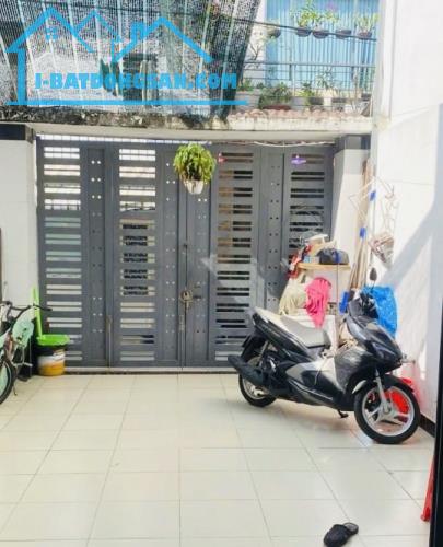 💥NGAY KHU 38HA DUƠNG THỊ GIANG - 3 TẦNG KIÊN CỐ - DT 4M X 30M - HẺM Ô TÔ THÔNG