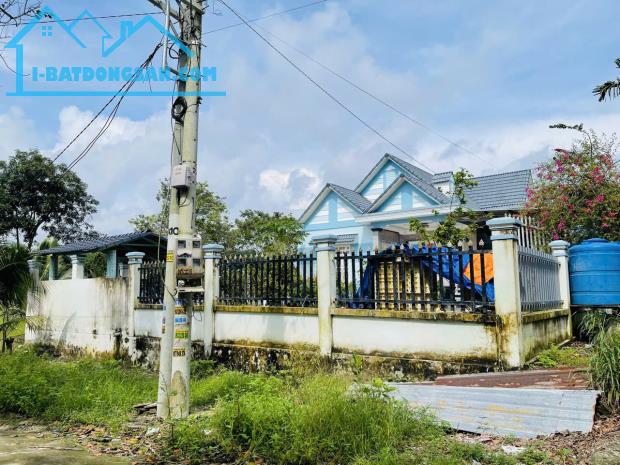 ĐỊNH CƯ SANG ÚC CẦN BÁN GẤP BIỆT THỰ (3125M2) THỔ CƯ NGAY SÁT CHỢ DÂN CƯ ĐÔNG GIÁ 4 TỶ 8