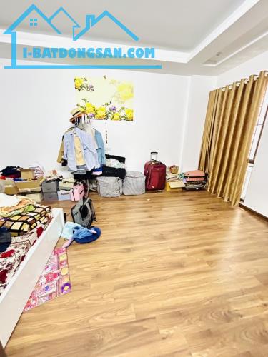 Bán nhà phố hoàng mai 32m2 5 tầng rất mới –ô tô đỗ cổng - giá 7.55 tỷ